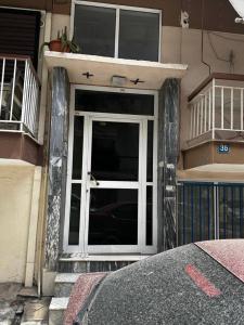 einer offenen Tür eines Gebäudes mit einer Tür sidx sidx sidx sidx in der Unterkunft Friendly guest house in Thessaloniki