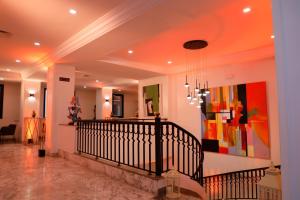 un corridoio con scala in una casa di Hotel Ibn Khaldoun a Tunisi