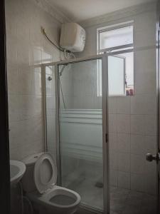 ein Bad mit einer Dusche, einem WC und einem Waschbecken in der Unterkunft Beach view luxury apartment in Karagampitiya