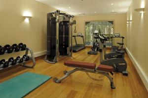 尚蒂伊的住宿－奧伯格杜迪鮑米酒店，一间健身房,里面配有数台跑步机和机器