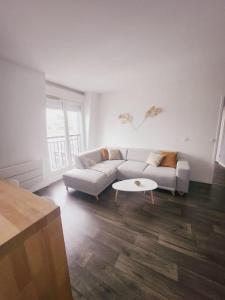 a living room with a couch and a table at Apartamento en Disneyland Paris in Chessy
