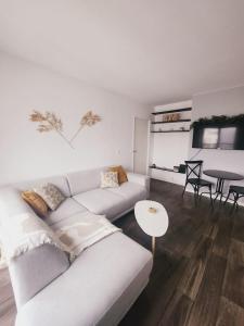 a living room with a white couch and a table at Apartamento en Disneyland Paris in Chessy