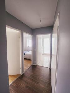 an empty room with a bed and a mirror at Apartamento en Disneyland Paris in Chessy