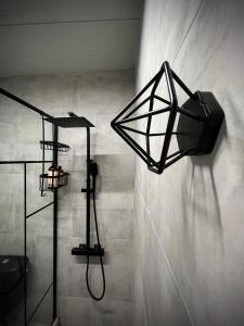 bagno con doccia e luce sul muro di Joannas Luxury Room a Artemida