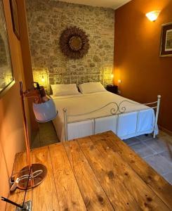 una camera con letto e tavolo in legno di Podere VignaLago a Micarone