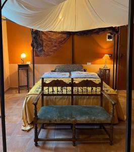 una camera con letto a baldacchino di Podere VignaLago a Micarone
