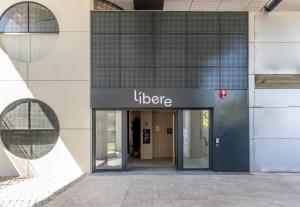 an entrance to a building with a liverge sign on it at Apartamentos Líbere Pamplona Yamaguchi in Pamplona