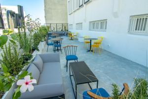 un patio con sillas, mesas, mesas y sillas en Hotel Ibn Khaldoun, en Túnez