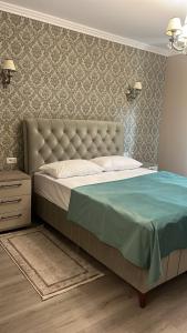 łóżko z zagłówkiem w sypialni w obiekcie Live Tulcea Hotel w mieście Tulcza