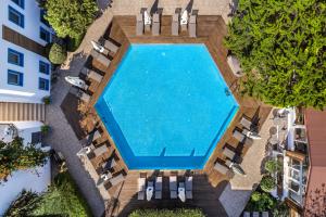an overhead view of a swimming pool with chaise lounge chairs at Costa Bodrum City in Bodrum City