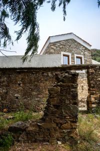 - un bâtiment en pierre avec une fenêtre au-dessus dans l'établissement Traditional stone build country house Shale, 