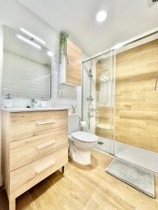 CASITA NOCTILUCA في سانتا كروث دي تينيريفه: حمام مع مرحاض ودش زجاجي