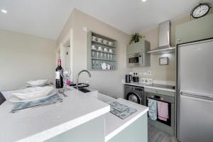 Cucina o angolo cottura di Seaview Lodge Studio 'Sleeping 2 guests'