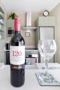 una bottiglia di vino seduta accanto a un bicchiere di vino di Seaview Lodge Studio 'Sleeping 2 guests' a Burnfoot