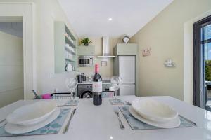 Cucina o angolo cottura di Seaview Lodge Studio 'Sleeping 2 guests'