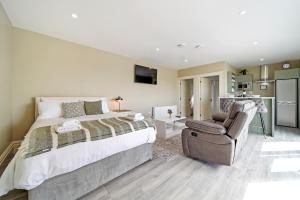 una camera da letto con un letto grande e una sedia di Seaview Lodge Studio 'Sleeping 2 guests' a Burnfoot