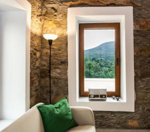 - un salon avec une fenêtre et un canapé dans l'établissement Traditional stone build country house Shale, 