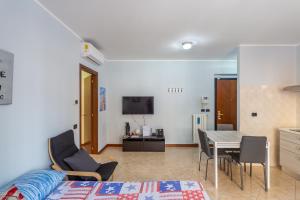 um quarto com uma cama, uma mesa e cadeiras em El Sol Residence - Modern house near Milan em Dresano