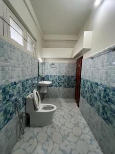 y baño con aseo y lavamanos. en Iamonlang Resort, en Borpāni