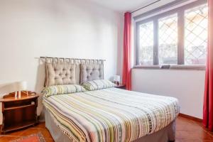 a bedroom with a bed and a window at Casa Paradiso sul Mare delle Aci in Aci Catena