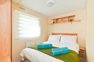een slaapkamer met een bed met twee blauwe zakken erop bij Greenwood in Cowes