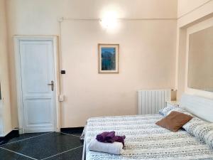 1 dormitorio con 2 camas y un osito de peluche en la cama en One bedroom apartement with wifi at Genova, en Génova
