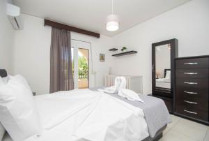 Postel nebo postele na pokoji v ubytování Lemon Tree Zante city Apartment by "elite"