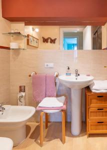 コルンガにあるApartamento Sueve 20のバスルーム(洗面台、トイレ、シンク付)