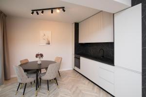 une salle à manger avec une table et des chaises dans une cuisine dans l'établissement 18th Elite View by Tower Apartments, à Cluj-Napoca