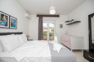 Postel nebo postele na pokoji v ubytování Lemon Tree Zante city Apartment by "elite"