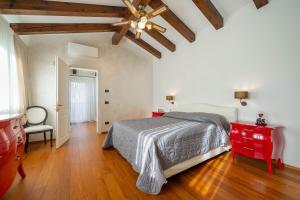 a bedroom with a bed and a ceiling fan at Villa Isabella - Venice Retreat - Swimming Pool and Garden in Venice