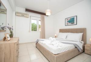 Postel nebo postele na pokoji v ubytování Lemon Tree Zante city Apartment by "elite"