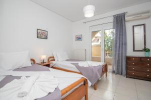 Postel nebo postele na pokoji v ubytování Lemon Tree Zante city Apartment by "elite"