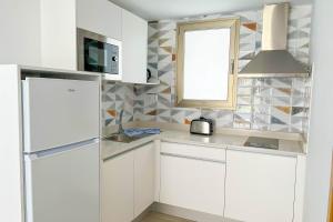 Apartamentos Cordial Magec Taurito的厨房或小厨房