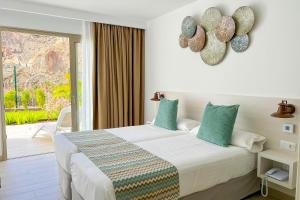 Apartamentos Cordial Magec Taurito客房内的一张或多张床位