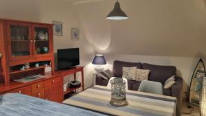 ein Wohnzimmer mit einem Sofa und einem Tisch in der Unterkunft Appartement Clos Mathilde in Cabourg
