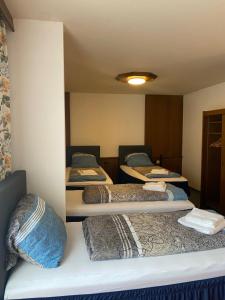 Habitación con 4 camas en una habitación en Hotel Regina en Sankt Augustin