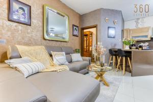 - un salon avec un canapé et une table dans l'établissement Charming 2BR home in the heart of Marsaxlokk by 360 Estates, à Marsaxlokk