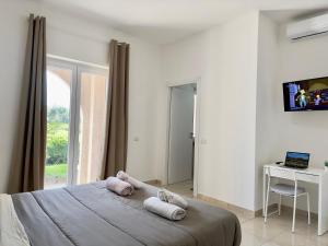 ein Schlafzimmer mit einem Bett mit Handtüchern darauf in der Unterkunft 110 mq piano terra- Parcheggio privato-Giardino in Velletri