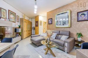 - un salon avec un canapé et une table dans l'établissement Charming 2BR home in the heart of Marsaxlokk by 360 Estates, à Marsaxlokk