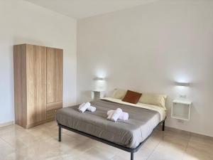 ein Schlafzimmer mit einem Bett mit zwei ausgestopften Tieren darauf in der Unterkunft 110 mq piano terra- Parcheggio privato-Giardino in Velletri