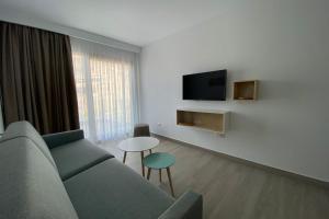 Apartamentos Cordial Magec Taurito的电视和/或娱乐中心