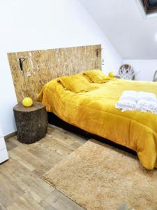 um quarto com uma cama amarela e uma cabeceira em madeira em 2 bedrooms house with city view enclosed garden and wifi at Vila Nova de Santo Andre em Giz