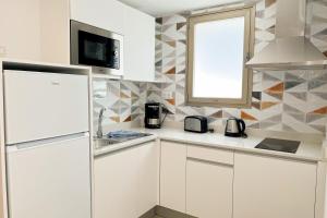 Apartamentos Cordial Magec Taurito的厨房或小厨房