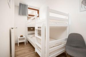 a small room with bunk beds and a desk at Am Pön - Ferienwohnungen in Medebach