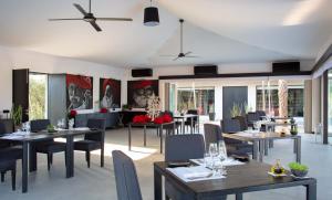 a dining room with tables and chairs at SUJÁN JAWAI - Relais & Chateaux in Pāli