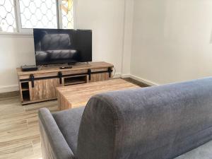 Μια τηλεόραση ή/και κέντρο ψυχαγωγίας στο Ti Zeinga la