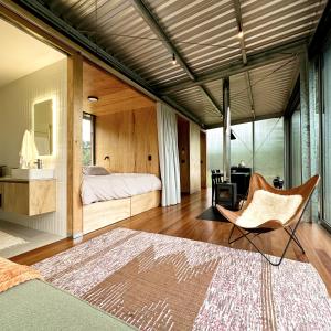 a bedroom with a bed and a desk and a chair at Clareira Cabanas in Gonçalves