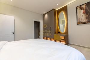 سرير أو أسرّة في غرفة في Amber Al Rawdah