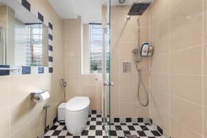ein Bad mit einem WC und einer Dusche in der Unterkunft Paddington Station Paradise for up to 4 Guests! Dream Apartment 2 mins walk from Station with extra double Sofa Bed! in London